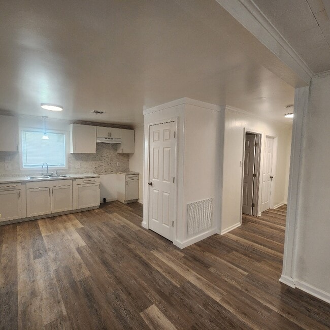 Building Photo - 308 Liston St