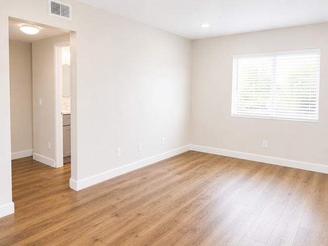 Photo - Remodeled Spacious 2BR/2BA in NoHo – Quiet 2nd Floor, Central A/C, 2 Parking Spaces Unidad 11441 Oxnard St Apt 21