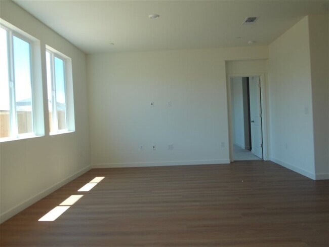 Photo - 1348 Kensington Dr