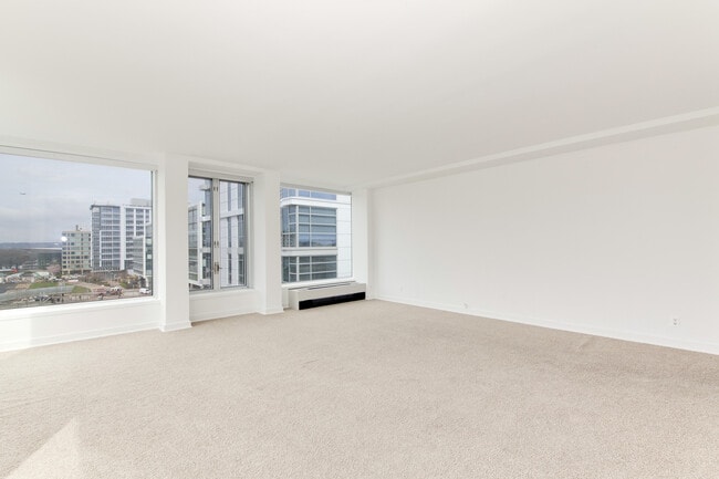 Photo - Sunny 1 bedroom condo in SW Waterfront!