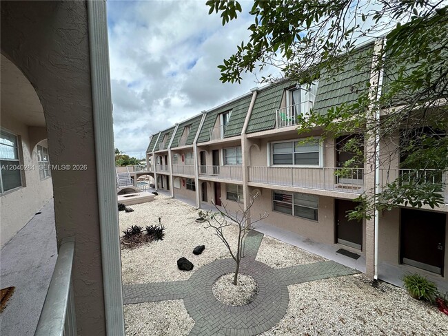 Building Photo - 1100 SE 4th Ave Unit 32