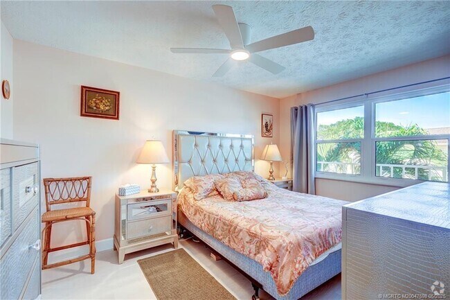 Building Photo - 2950 SE Ocean Blvd Unit 122-5 Rental