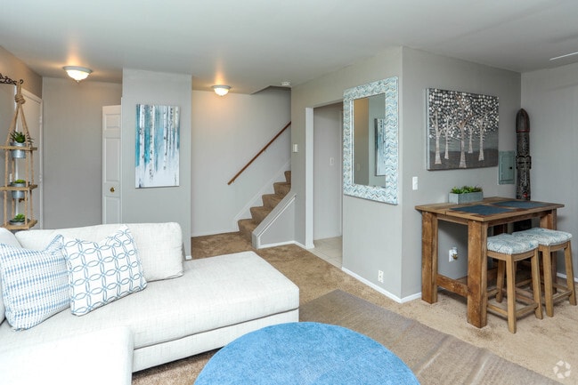 2BR, 1BA - 900 SF