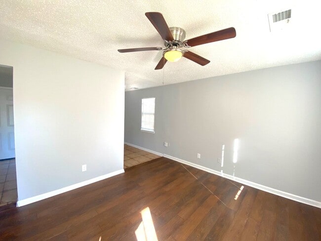 Photo - 896 Leacrest Ave