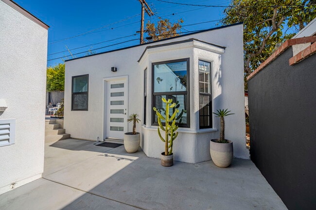 Photo - 1974 Comstock Ave Unidad A