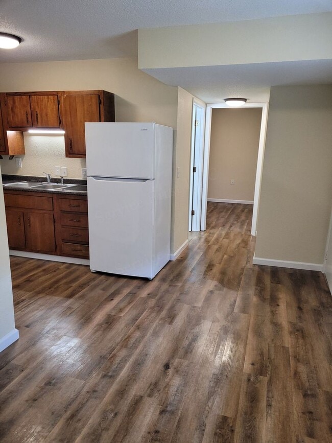 Building Photo - Greenville Apartments Unit C6