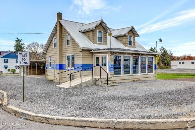 Building Photo - 1538 N Susquehanna Trail Rental