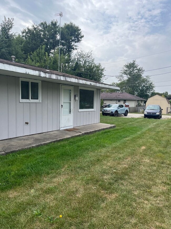 Building Photo - BROOKSTON...2 Bedroom 1 Bath Unit Apt C