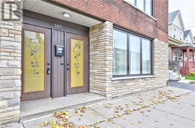 Photo - 1476 Barton St E