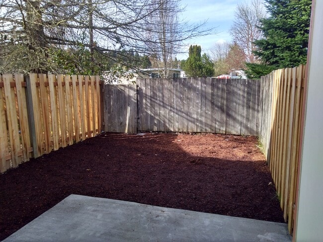 Photo - 875 NW Oak Ave