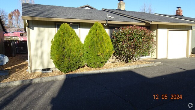 Building Photo - **906 NE 21st Ave, Hillsboro OR 97124** Rental