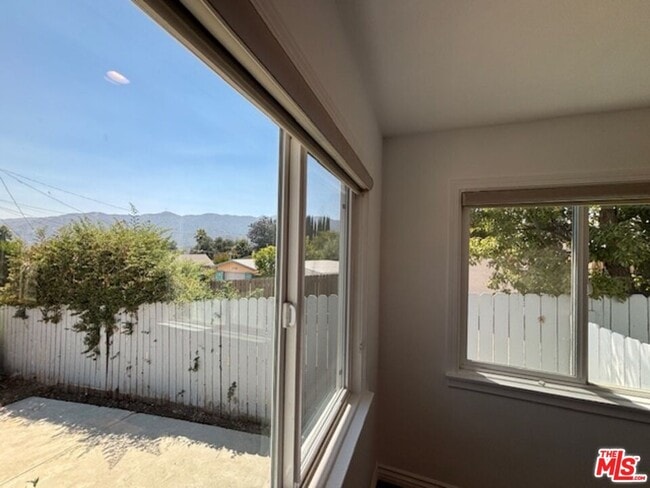 Photo - 2535 Mary St