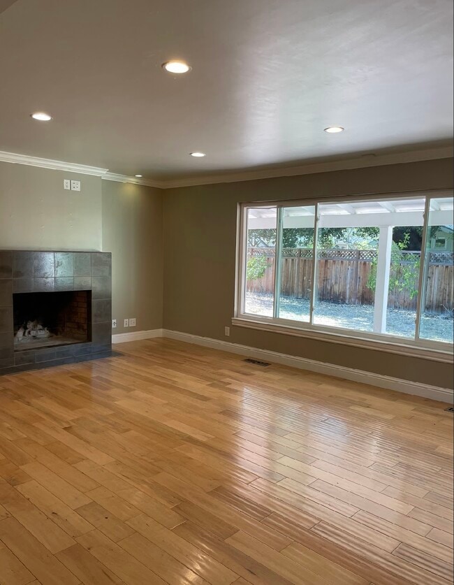Photo - 2048 Louise Ln