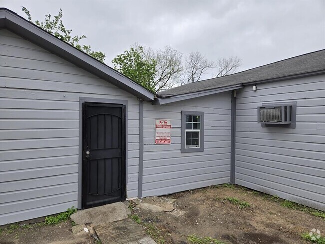 Building Photo - 5906 Hillsboro St Rental