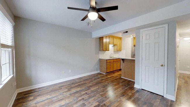 Photo - 1555 W King St