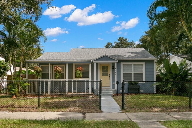 Building Photo - FULLY FENCED Home For Rent in St Petersburg!