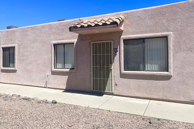 Building Photo - 352 W Delano St