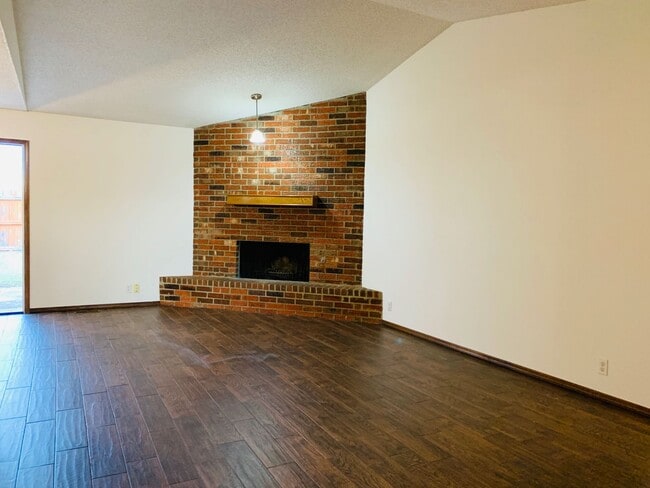 Photo - 3 Bed | 2 Bath | 2 Car Garage - Duplex - UNDER $1000 per month - Putnam City Schools