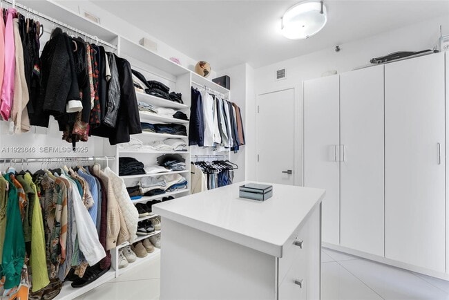 Photo - 19500 Turnberry Way Unidad 7D