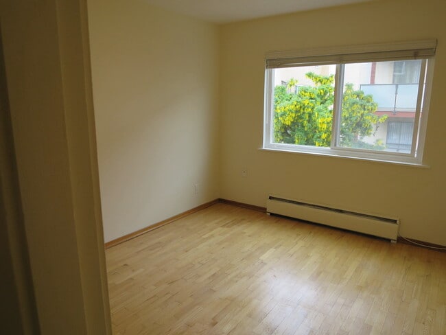 Photo - 2150 Cadboro Bay Rd Unit 26