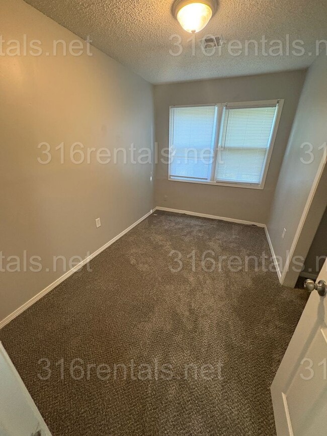 Photo - $899 - 3 bedroom / 1 bathroom - Single Fam...