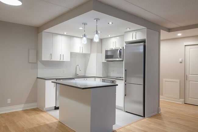 Building Photo - 4800 Maisonneuve Blvd W Unit 620