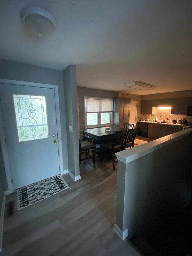 Photo - 805 Marshall Ct N