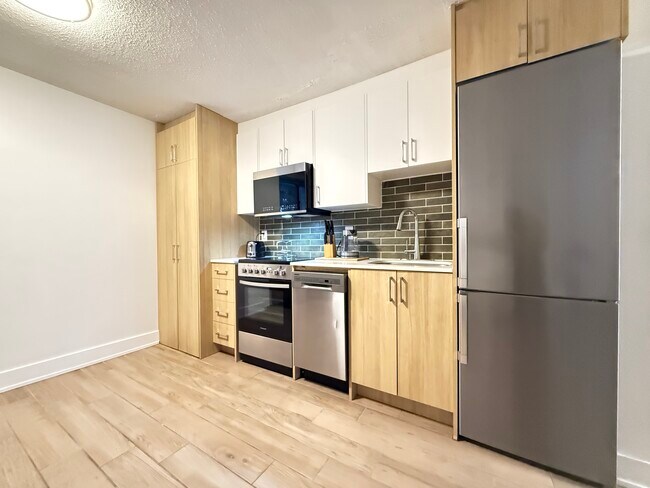 Photo - 102-160 Dowling Avenue Toronto Ontario M6K 3A6 Unité Studio