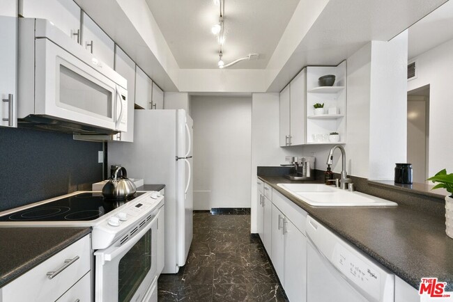 Photo - 906 N Doheny Dr Unit 322