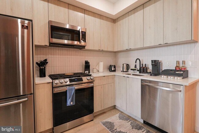 Building Photo - 1806 I St NE Unit 7