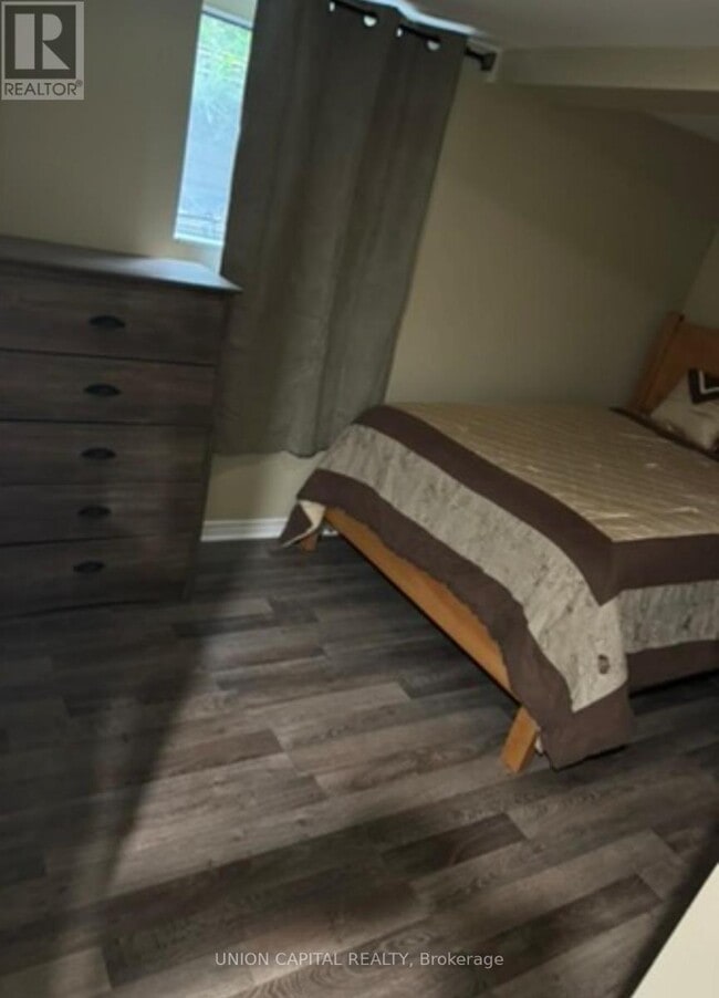 Photo - 427 Rossland Rd W