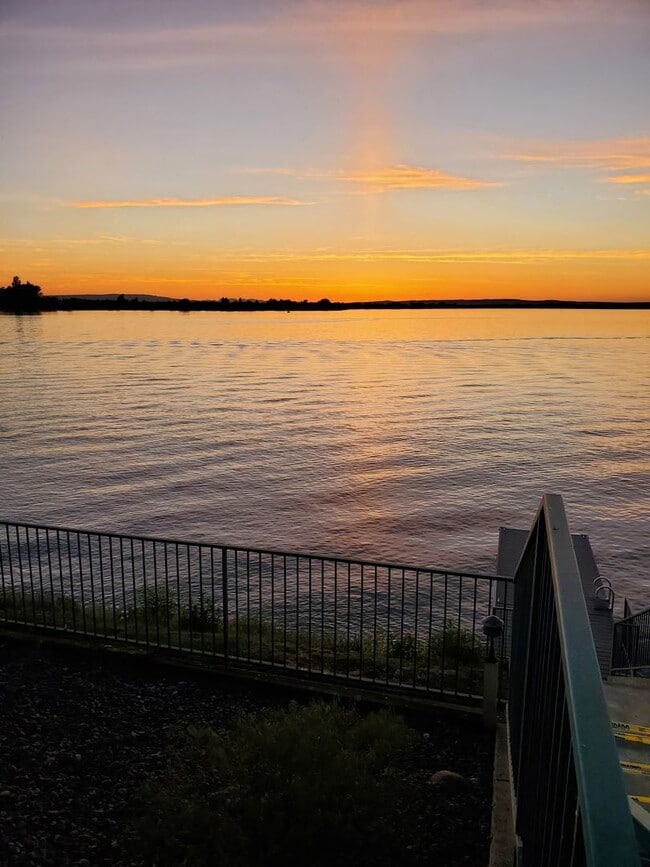 Building Photo - Sunset Shores - Condo For Rent