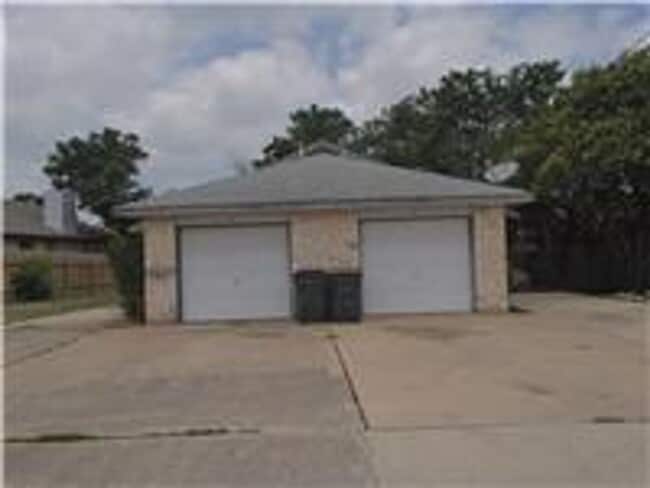 Building Photo - 1033 Unit B