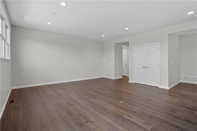 Photo - 413 Walnut Ct