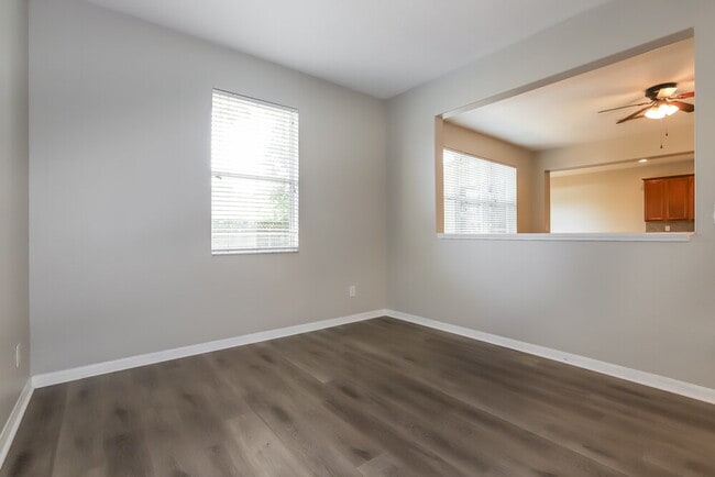 Photo - 319 Vine Cliff St