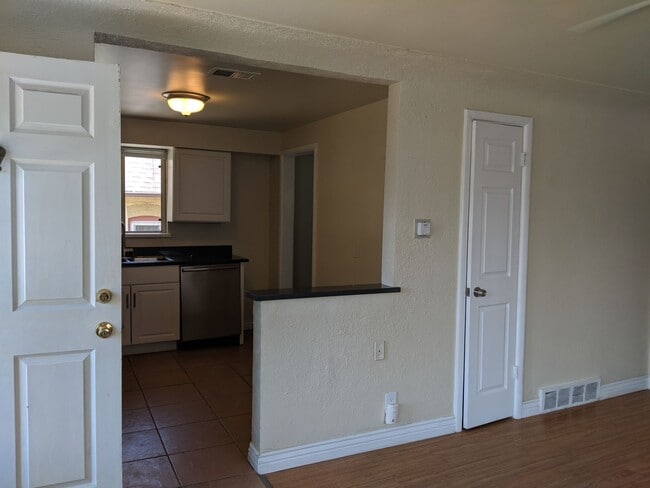 Photo - West Wash Park 2/1 Lots of Light, Mountain View and Reserved Parking!!