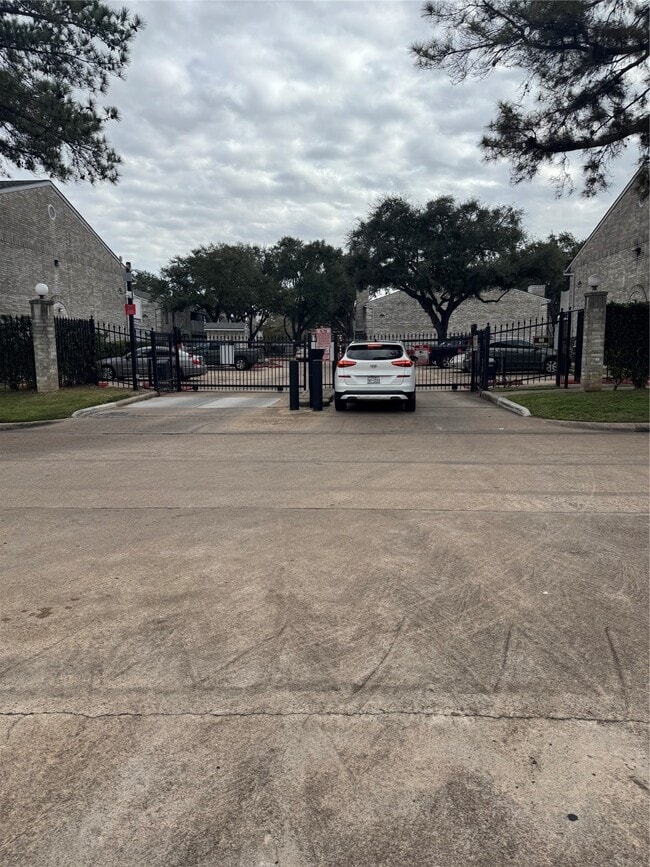 Building Photo - 10821 Braes Bend Dr