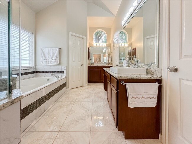 Building Photo - 9402 Brentwood Lakes Cir