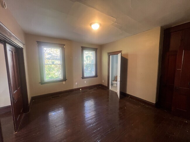 Photo - Updated and Spacious! Unidad 3498 Boudinot  1