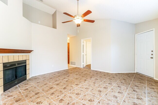 Photo - 1366 Chinaberry Dr