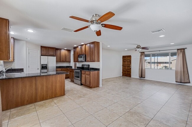 Spacious & Stylish 4/2 – Just 2 Miles fro... - Spacious & Stylish 4/2 – Just  2 Miles fro... House