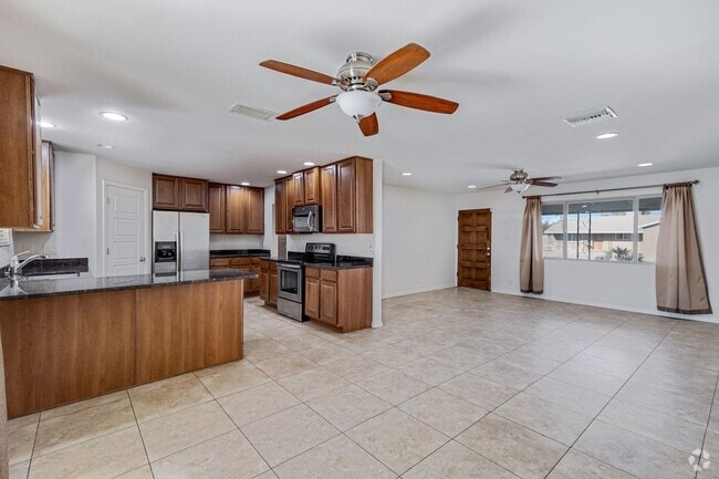 Building Photo - Spacious & Stylish 4/2 – Just 2 Miles fro... Rental