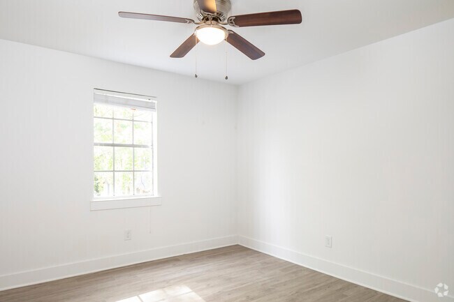 2 BR, 1 BA 800 SF (Renovated)