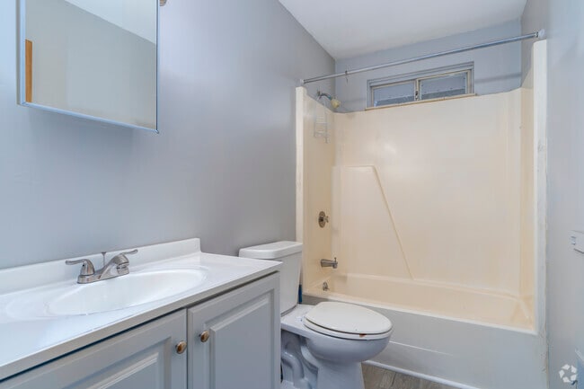 2BR, 1BA - 800SF -