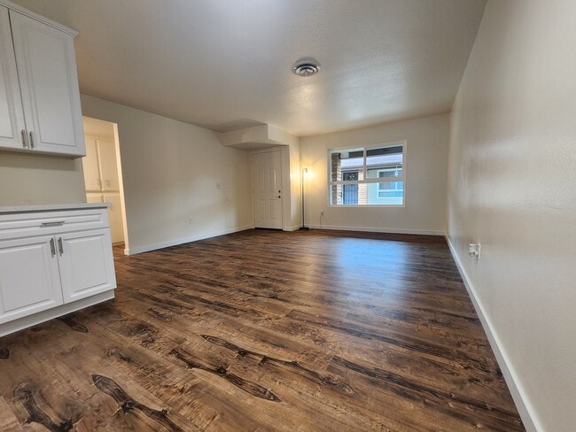 Living Room/Dining Room - 431 S Simpson Ave Unit D