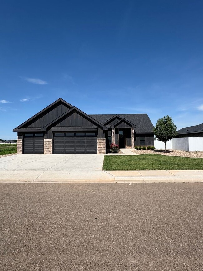 Building Photo - 3 Bedroom 2 Bath Home Near Clovis Christia...