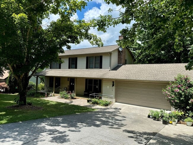 Photo - 6 bed/3 1/2 bath.  Pet Friendly