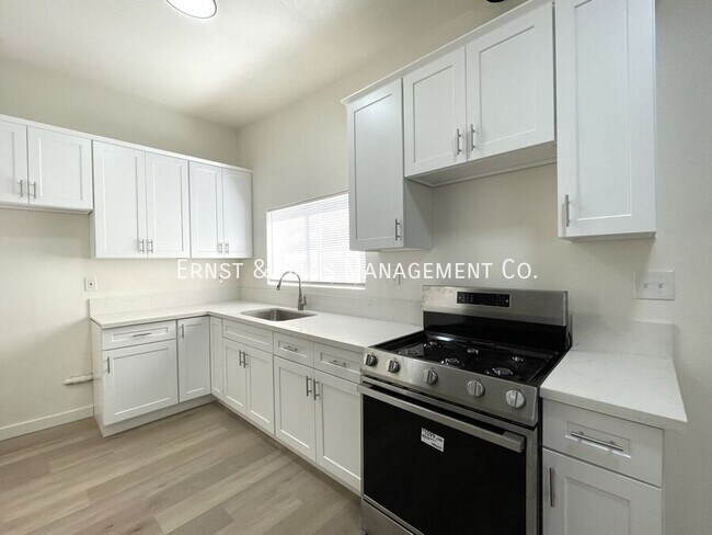 Photo - 1049 E 21st St