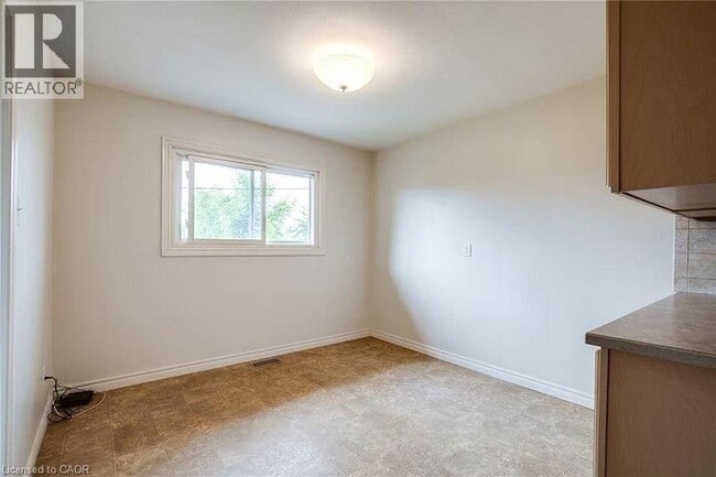 Photo - 49 Selkirk Ave