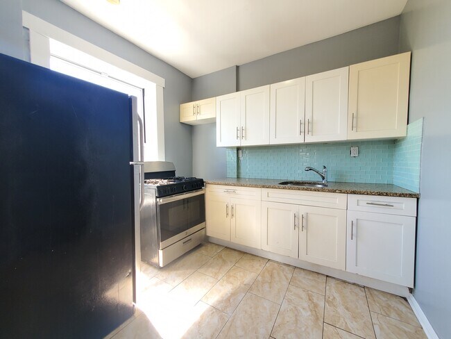 Building Photo - 557 Ocean Ave Unit 5 Rental